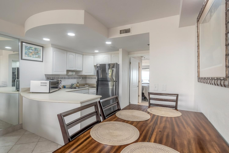 Others 3, Direct Oceanfront Condo, Daytona Beach, sleeps 6 - with pool, Volusia