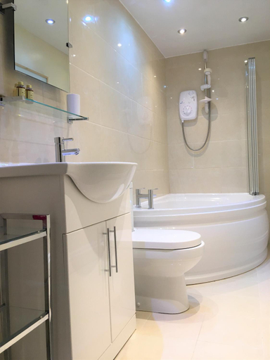 Bathroom 2, Woodlands Holiday Apartments, Lancashire