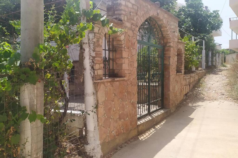 Others 3, Λευκο σπιτι, Sarandës