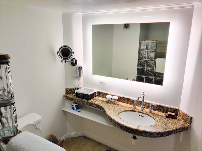 Bathroom 4, Coco Palm