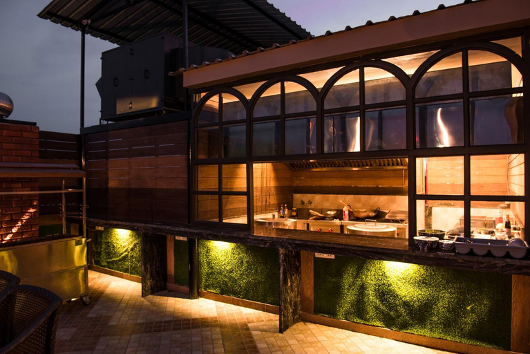 Exterior & Views