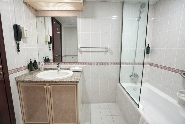 Bathroom 5, Manchester Plaza Hotel, Dubai