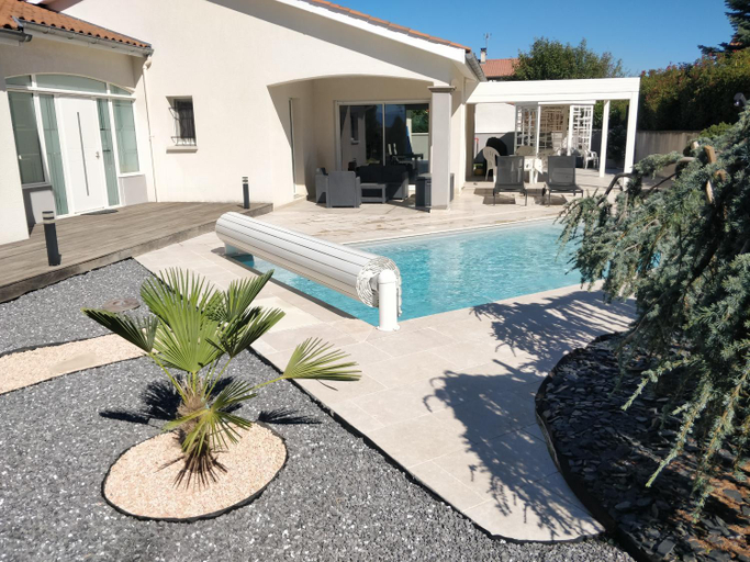 Others 2, Chambre d'hote dans une propriete avec piscine, Loire