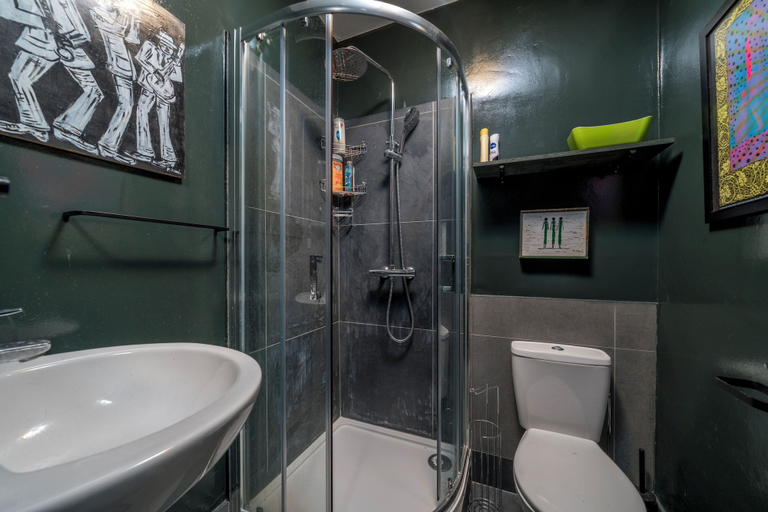 Bathroom, Charming Studio moments from Portobello, London