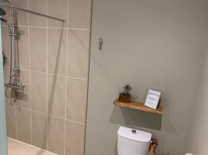 Bathroom 3, Les Glycines, Haute-Garonne