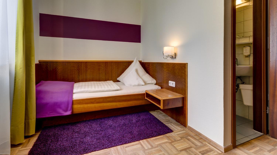 Bedroom 3, Hotel Restaurant Weihenstephaner Stuben, Landshut