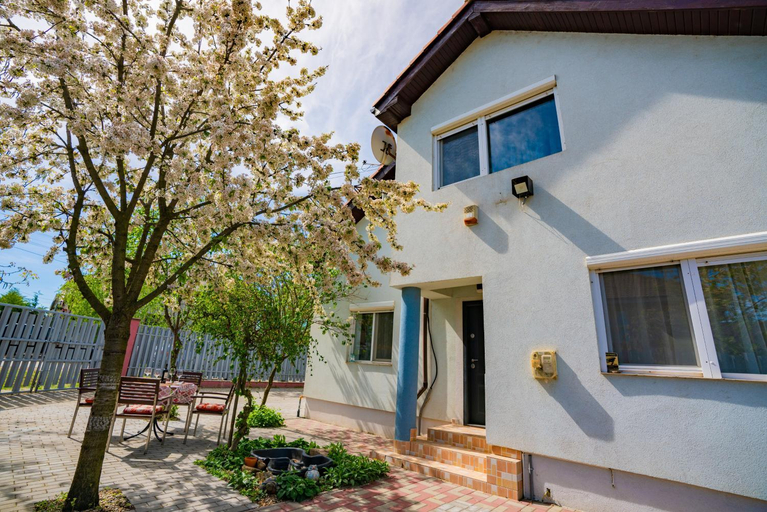 Entrance 5, PitStop Apartments, Dumbravita