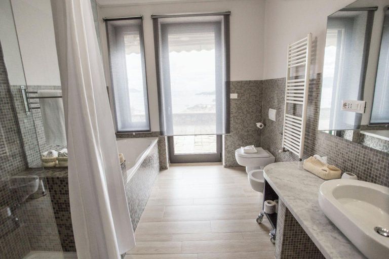 Bathroom 5, Mira-mare Apartments & Suites, La Spezia