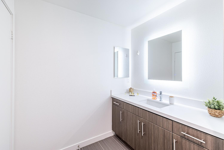 Bathroom 2, Hollywood Furnished Apartments, Los Angeles