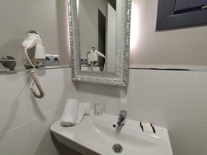 Bathroom 3, Montserrat Apartments by gaiarooms, Barcelona