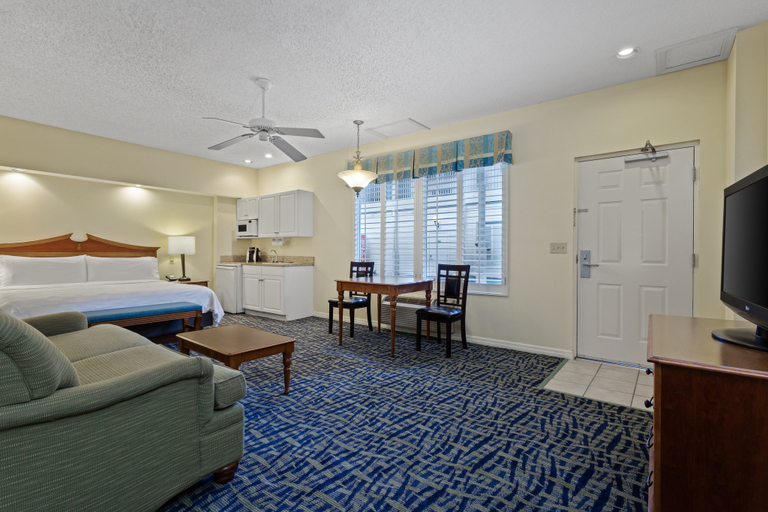 Holiday Inn Hotel & Suites CLEARWATER BEACH S-HARBOURSIDE - Tap to explore photos