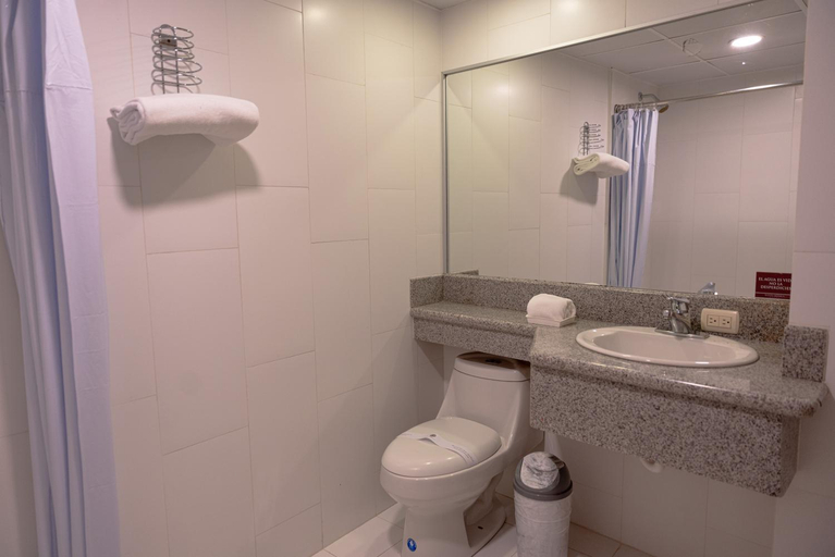 Bathroom 3, Hotel Santa Mónica, Cuenca