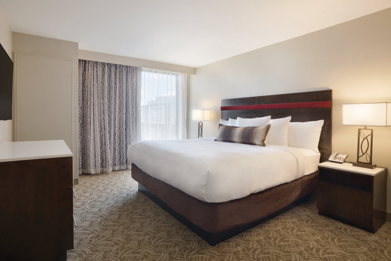 Holiday Inn CHICAGO - SCHAUMBURG Room Type - 1 King Premium Mobil Access Tran Shower