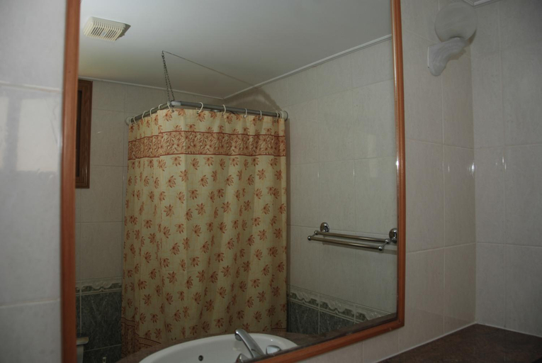 Bathroom 2, Kotzias Beach Apartments