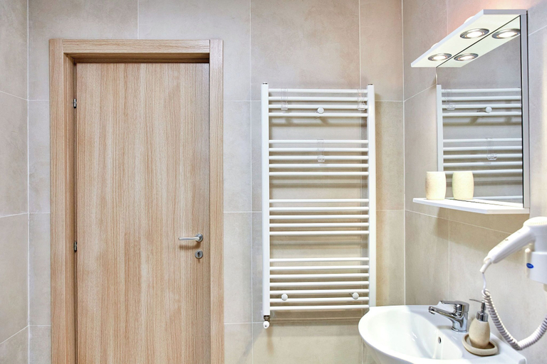 Bathroom 3, Golden Studio, Navodari