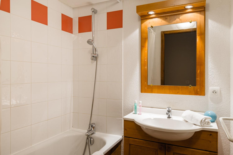 Bathroom, Lagrange Vacances Les Fermes de Samoens, Haute-Savoie