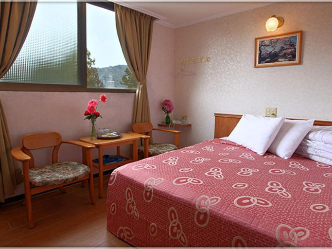 Bedroom 5, Ali-Shan Dengshan Hotel, Chiayi County