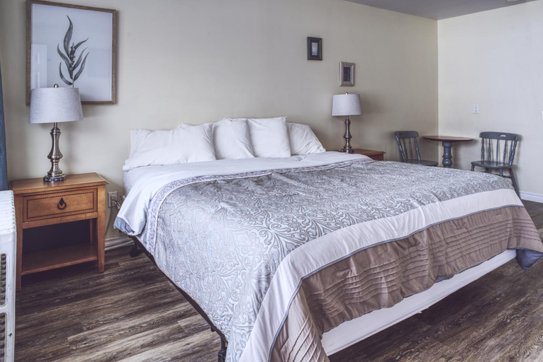 Bedroom 2, Lakeside Inn, Simcoe