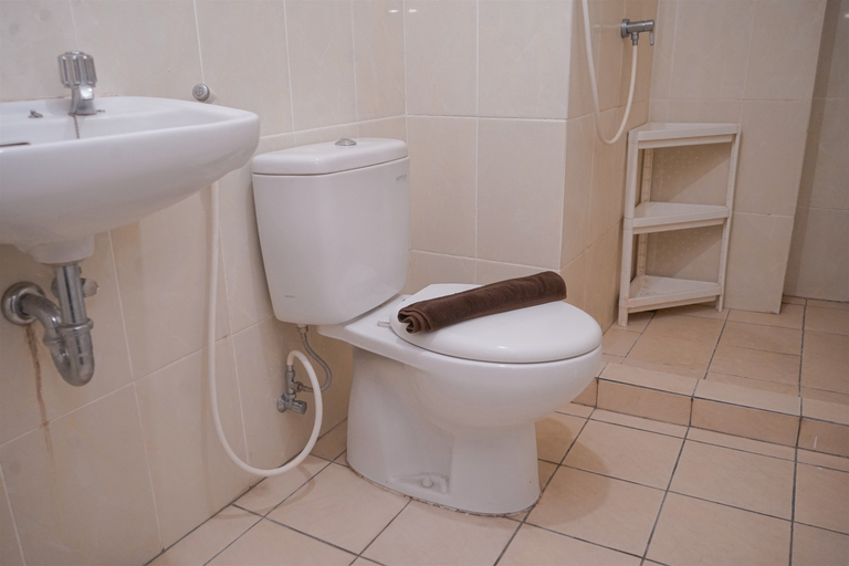 Bathroom 5, Cozy And Homey 2BR Apartment M-Town Residence By Travelio, Tangerang