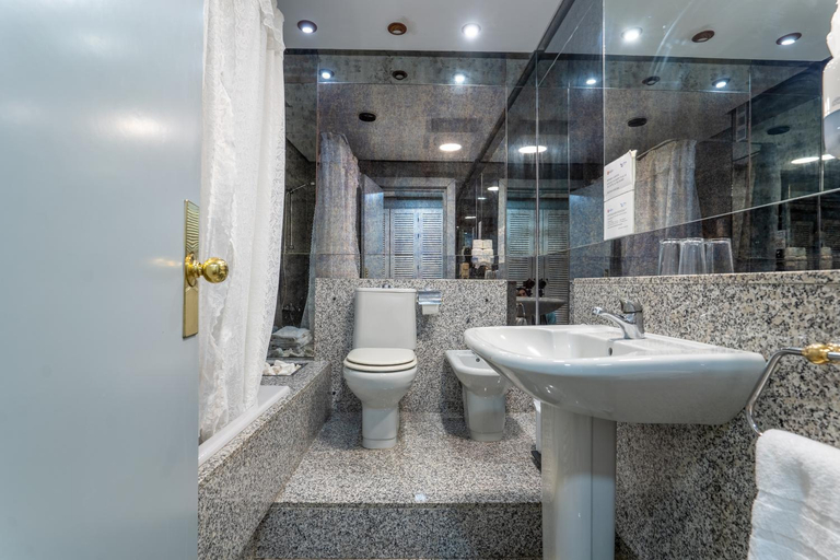 Bathroom 3, Hotel Balneario de Chiclana, Cádiz