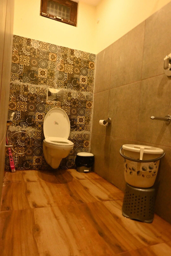 Bathroom 2, The Bunker House Cafe and Stay, Rudraprayag