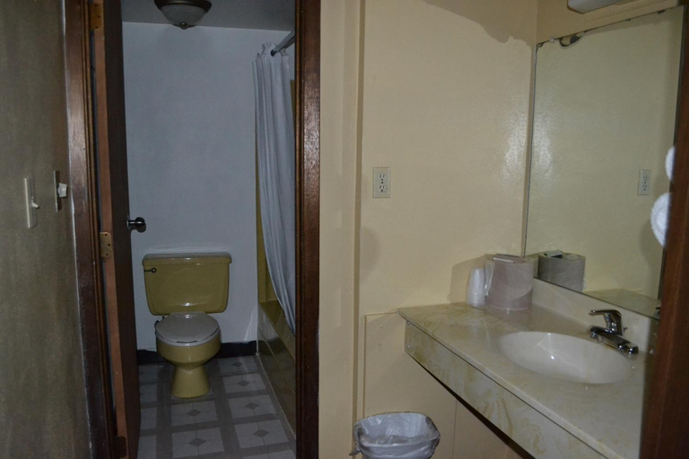 Bathroom 5, Budget Inn Motel, Buena Vista