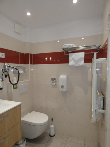 Bathroom 3, Logis Hotel Restaurant Auberge Saint Martin, Calvados