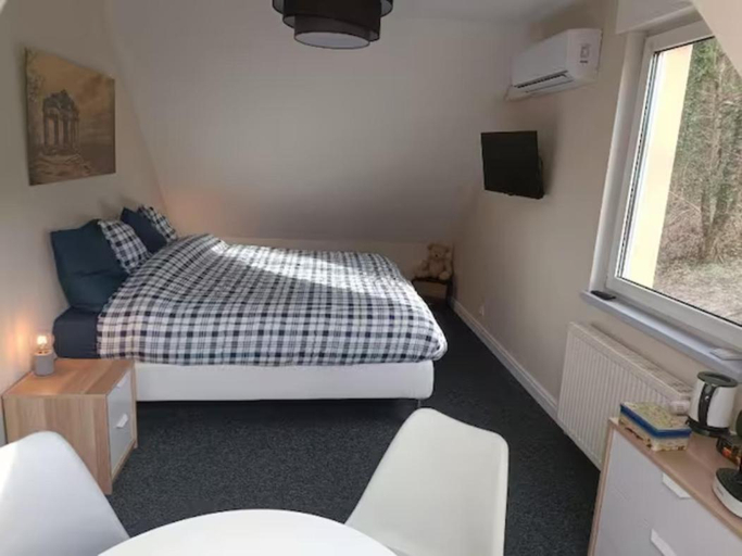 Bedroom 2, La Fontaine Aux Enfants - GR5 - Chambre avec sdb privee, Moselle