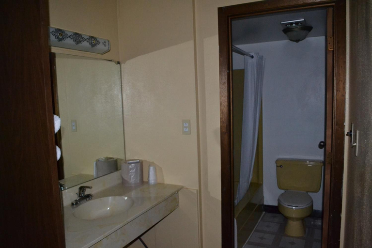Bathroom, Budget Inn Motel, Buena Vista