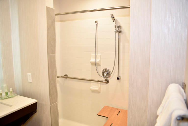 Holiday Inn Windsor Wine Country Room Type - 1 King Bed Suite Mobil Access Roll Shwr