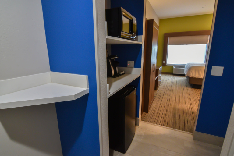 Holiday Inn Express & Suites INDIANAPOLIS NORTHWEST Room Type - 1 King Standard Comm Access Roll Shower