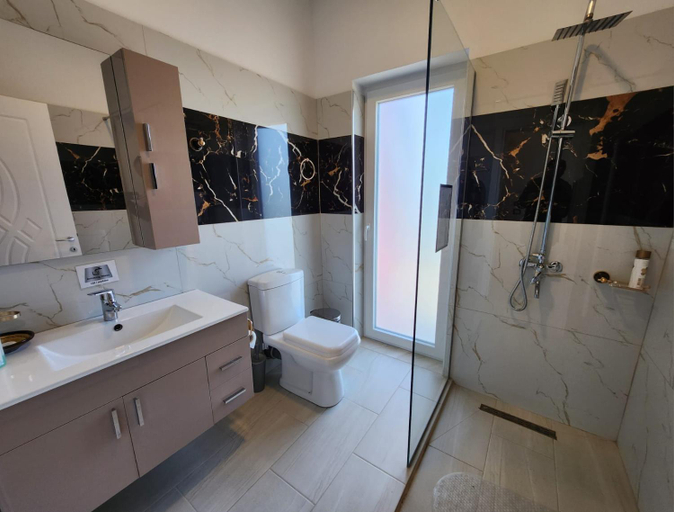 Bathroom 3, Kompleksi CFN, Pogradecit