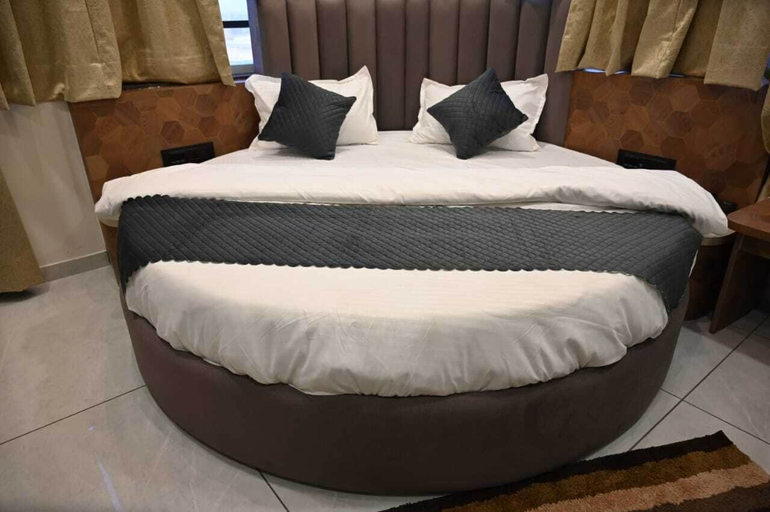 Bedroom 3, HOTEL SKY GOLD, Gandhinagar
