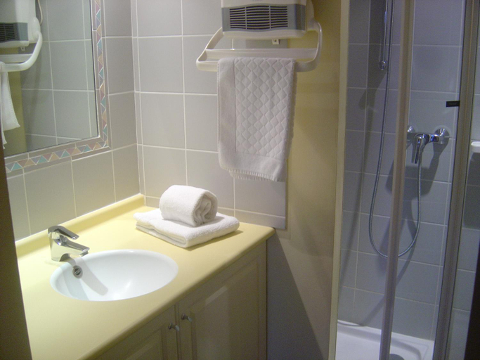 Bathroom 3, Logis Hotel Les 3B, Hautes-Pyrénées