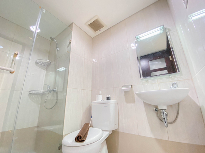 Bathroom 5, Simply Studio Apartment Tamansari La Grande By Travelio, Bandung