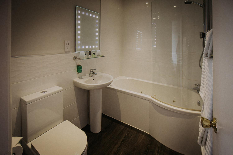 Bathroom 3, The Lake Isle Restaurant with rooms, Rutland
