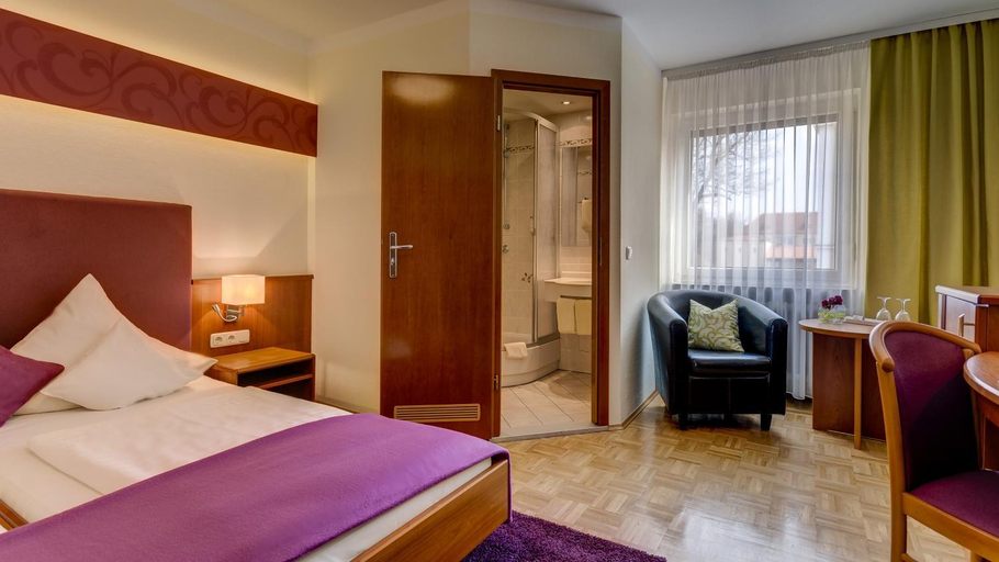 Bedroom 2, Hotel Restaurant Weihenstephaner Stuben, Landshut