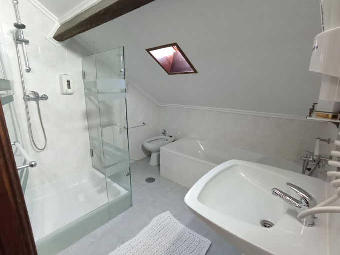 Bathroom 4, 57, Porto