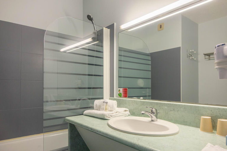 Bathroom 2, As Hotel Orleans Nord Artenay, Loiret