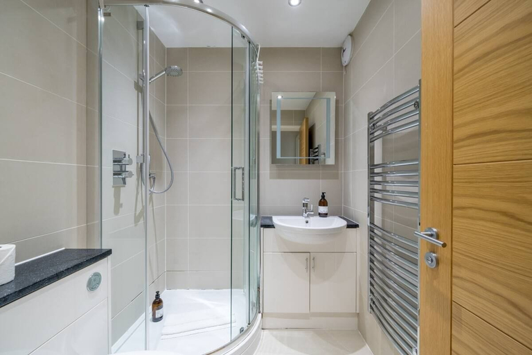 Bathroom 3, Great flat near St Pauls Cathedral, London