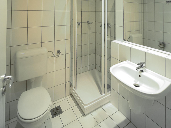 Bathroom 4, Wombat's City Hostel Budapest, Budapesti