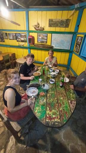 Food & Drinks 3, 4 Pohon - Les 4 Arbres, Manggarai Timur