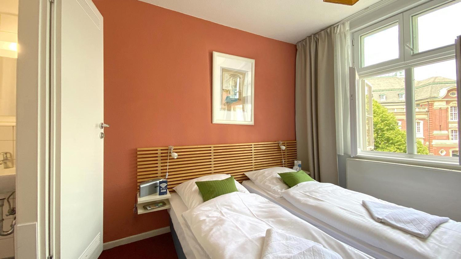 Bedroom 3, Frauenhotel Hanseatin - Women Only, Hamburg