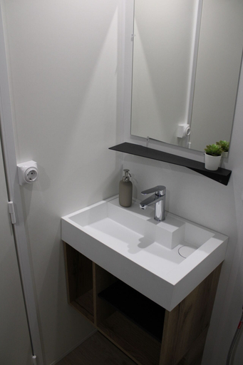 Bathroom, Camping Charlieu - Nos Studios, Loire