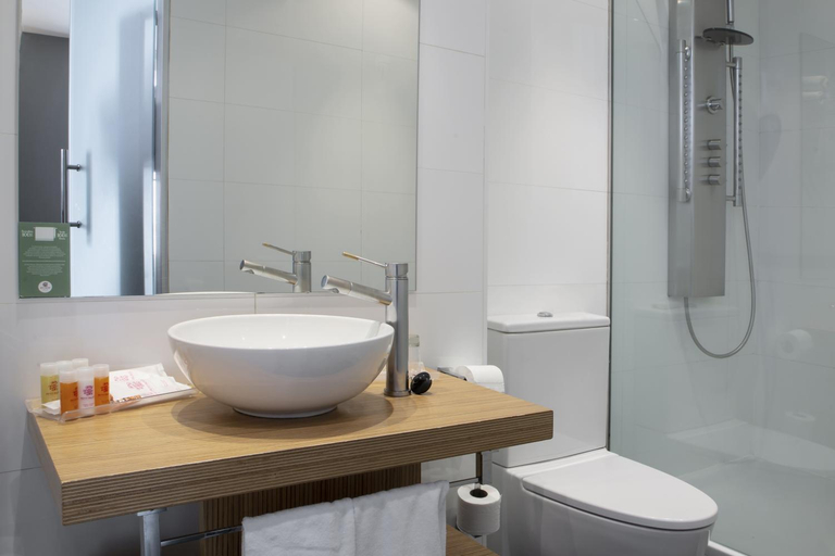 Bathroom 4, Petit Palace Plaza del Carmen, Madrid