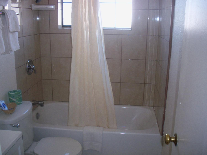 Bathroom 5, Deluxe Inn Of Roswell, Chaves