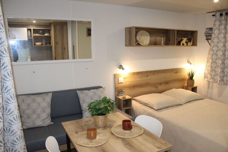 Bedroom 3, Camping Charlieu - Nos Studios, Loire