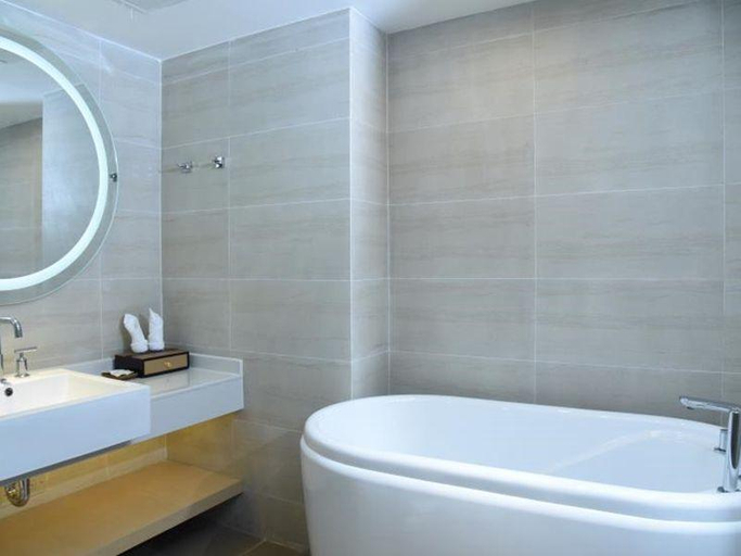 Bathroom, Lavande Hotel Zhanjiang Xuwen Tianrunhui, Zhanjiang