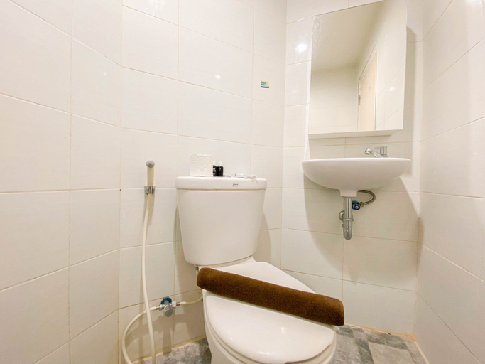 Bathroom, Best Price Studio Apartment Amartha View By Travelio, Semarang