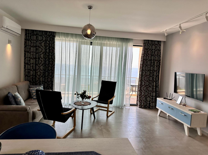 4, White Star Apartments